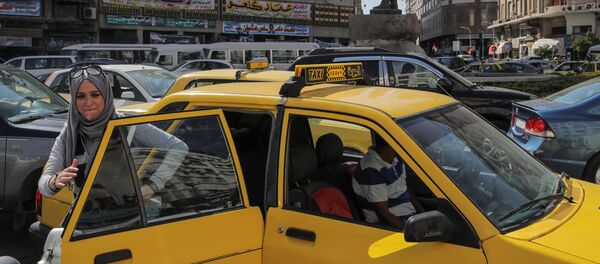 امرأة تخرج من سيارة الأجرة (تاكسي) في وسط دمشق، سوريا 16 سبتمبر/ أيلول 2018 - سبوتنيك عربي