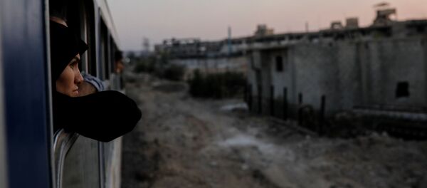 امرأة تطل من نافذة قطار في ضواحي دمشق، سوريا 12 سبتمبر/ أيلول 2018 امرأة تطل من نافذة قطار في ضواحي دمشق، سوريا 12 سبتمبر/ أيلول 2018 - سبوتنيك عربي