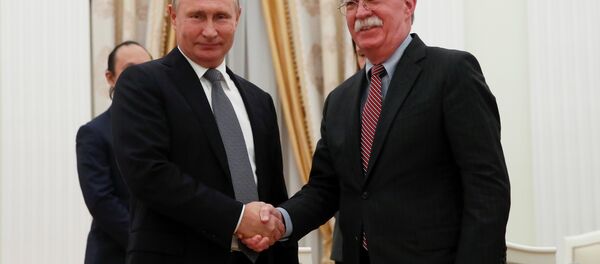 الرئيس الروسي فلاديمير بوتين يلتقي مع مستشار الأمن القومي الأمريكي جون بولتون في الكرملين، موسكو 23 أكتوبر/ تشرين الأول 2018 الرئيس الروسي فلاديمير بوتين يلتقي مع مستشار الأمن القومي الأمريكي جون بولتون في الكرملين، موسكو 23 أكتوبر/ تشرين الأول 2018 - سبوتنيك عربي