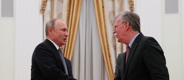 الرئيس الروسي فلاديمير بوتين يلتقي مع مستشار الأمن القومي الأمريكي جون بولتون في الكرملين، موسكو 23 أكتوبر/ تشرين الأول 2018 - سبوتنيك عربي