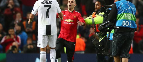 مشجع يحاول إلتقاط سيلفي مع رونالدو - سبوتنيك عربي