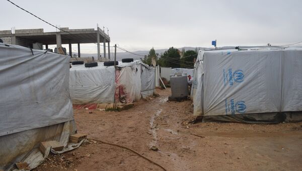 اللاجئون السوريون يستعدون لفصل الشتاء في ظل نقص المساعدات وإرتفاع أسعار المحروقات - سبوتنيك عربي