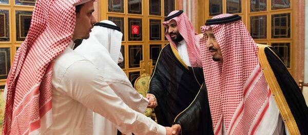 الملك السعودي، سلمان بن عبد العزيز، وولي العهد محمد بن سلمان، يستقبلان أبناء الصحفي السعودي المقتول جمال خاشقجي، وذلك لتقديم العزاء لهم، في قصر اليمامة - سبوتنيك عربي