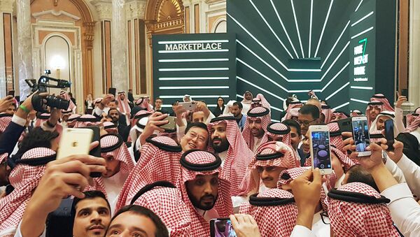 العاهل السعودي محمد بن سلمان يلتقط سيلفي مع الجمهور في مؤتمر مبادرة الاستثمار المستقبلي في الرياض، 23 أكتوبر/ تشرين الأول 2018 - سبوتنيك عربي