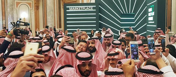 العاهل السعودي محمد بن سلمان يلتقط سيلفي مع الجمهور في مؤتمر مبادرة الاستثمار المستقبلي في الرياض، 23 أكتوبر/ تشرين الأول 2018 - سبوتنيك عربي
