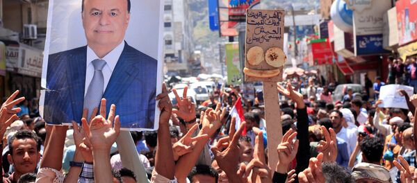 لافتة للرئيس عبد ربه منصور هادي، 4 أكتوبر/ تشرين الأول 2018 - سبوتنيك عربي