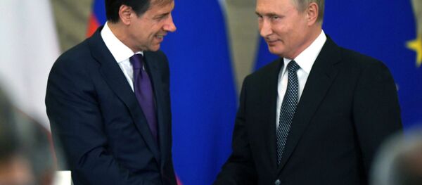 رئيس الوزراء الإيطالي جوزيبي كونتي مع الرئيس الروسي فلاديمير بوتين - سبوتنيك عربي