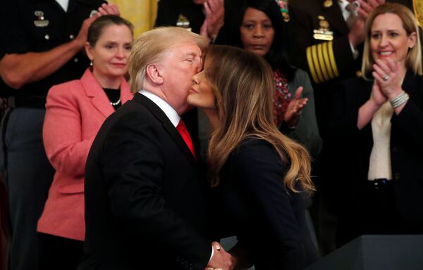 الرئيس الأمريكي دونالد ترامب يقبل زوجته ميلانيا ترامب في البيت الأبيض، 24 أكتوبر/تشرين الأول 2018 - سبوتنيك عربي