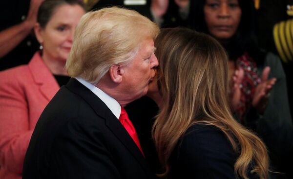 الرئيس الأمريكي دونالد ترامب يقبل زوجته ميلانيا ترامب في البيت الأبيض، 24 أكتوبر/تشرين الأول 2018  - سبوتنيك عربي