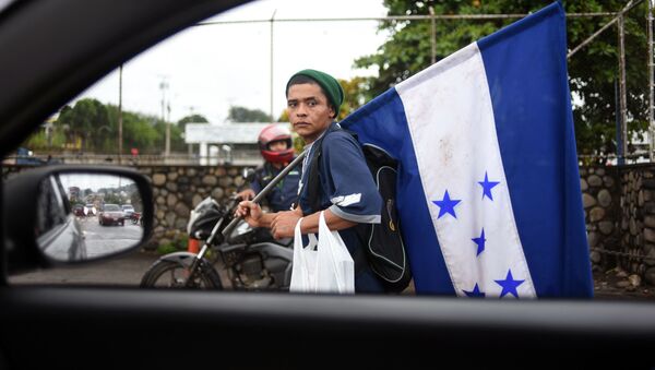 قافلة من المهاجرين من هندوراس، يتجهون إلى حدود الولايات المتحدة الأمريكية   18 أكتوبر/ تشرين الأول 2018 - سبوتنيك عربي