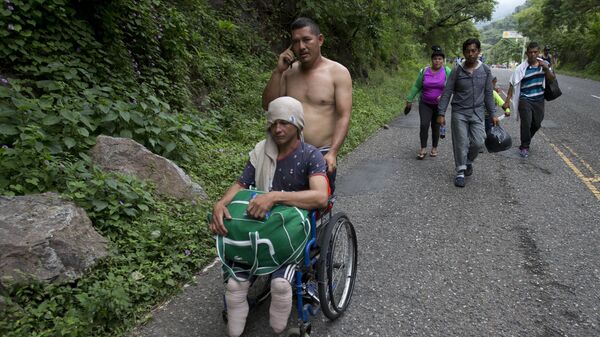 قافلة من المهاجرين من هندوراس وغواتيمالا، يتجهون إلى حدود الولايات المتحدة الأمريكية  16 أكتوبر/ تشرين الأول 2018 - سبوتنيك عربي