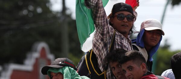 قافلة من المهاجرين  على حدود المكسيك و غواتيمالا، يتجهون إلى حدود الولايات المتحدة الأمريكية  21 أكتوبر/ تشرين الأول 2018 - سبوتنيك عربي