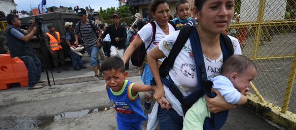 قافلة من المهاجرين  على حدود المكسيك و غواتيمالا، يتجهون إلى حدود الولايات المتحدة الأمريكية  19 أكتوبر/ تشرين الأول 2018 - سبوتنيك عربي