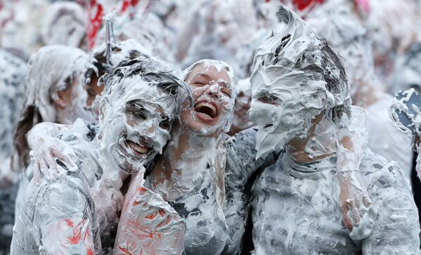 تغطية الطلاب من جامعة سانت أندروز برغوة الحلاقة، وهو تقليد سنوي يشارك فيه الطلاب للاحتفال بـ نهاية عطلة الزبيب التقليدية في حديقة الكلية للجامعة، في سانت أندروز في اسكتلندا، المملكة المتحدة 22 أكتوبر/ تشرين الأول 2018 - سبوتنيك عربي