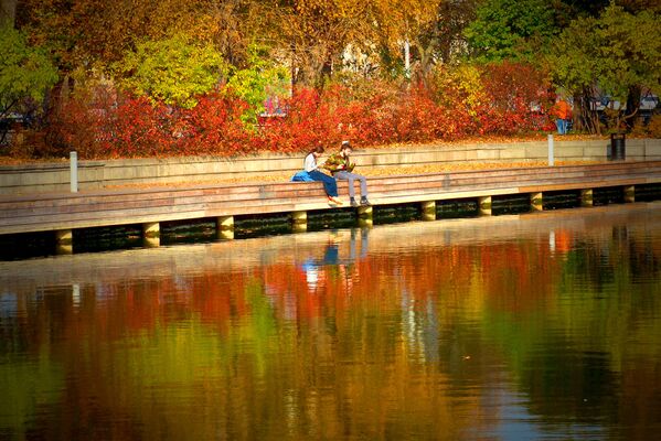 أشخاص يجلسون على ضفة مستنقع مائي في حديقة غوركي بموسكو - سبوتنيك عربي