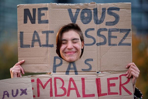 متظاهرون لدعم حملة تقليل استخدام البلاستيك لحماية البيئة، أمام مبنى البرلمان الأوروبي في ستراسبورغ، فرنسا 23 أكتوبر/ تشرين الأول 2018 - سبوتنيك عربي
