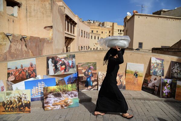 امرأ تسير على جسر بمدينة فاس، المغرب - سبوتنيك عربي