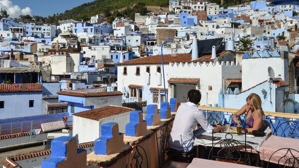 سياح يجلوسن على شرفة مطعم يطل على مدينة شفشاون في المغرب - سبوتنيك عربي