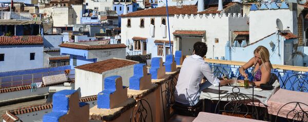 سياح يجلوسن على شرفة مطعم يطل على مدينة شفشاون في المغرب سياح يجلوسن على شرفة مطعم يطل على مدينة شفشاون في المغرب - سبوتنيك عربي