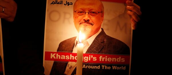 نشطاء يحملون صور الصحفي السعودي جمال خاشقجي في اسطنبول، تركيا 25  أكتوبر/ تشرين الأول 2018 - سبوتنيك عربي