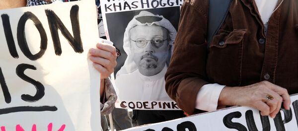 نشطاء يحملون صور الصحفي السعودي جمال خاشقجي في اسطنبول، تركيا 19  أكتوبر/ تشرين الأول 2018 - سبوتنيك عربي