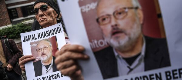 نشطاء يحملون صور الصحفي السعودي جمال خاشقجي في اسطنبول، تركيا 9 أكتوبر/ تشرين الأول 2018 نشطاء يحملون صور الصحفي السعودي جمال خاشقجي في اسطنبول، تركيا 9 أكتوبر/ تشرين الأول 2018 - سبوتنيك عربي