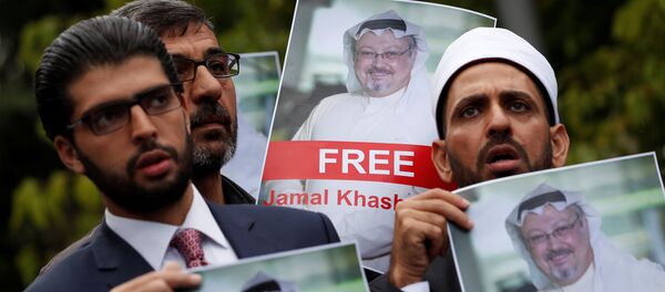 نشطاء يحملون صور الصحفي السعودي جمال خاشقجي في اسطنبول، تركيا 8 أكتوبر/ تشرين الأول 2018 - سبوتنيك عربي