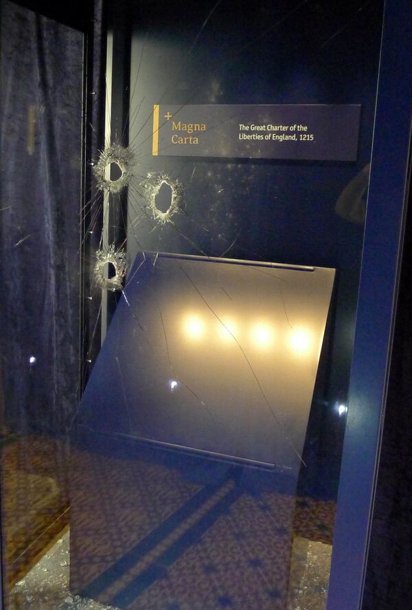 يمكن رؤية الأضرار التي تعرض لها صندوق عرض الماغنا كارتا، إحدى الوثائق الأصلية الأربع في كاتدرائية سالزبوري - سبوتنيك عربي