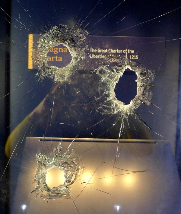 يمكن رؤية الأضرار التي تعرض لها صندوق عرض الماغنا كارتا، إحدى الوثائق الأصلية الأربع في كاتدرائية سالزبوري - سبوتنيك عربي