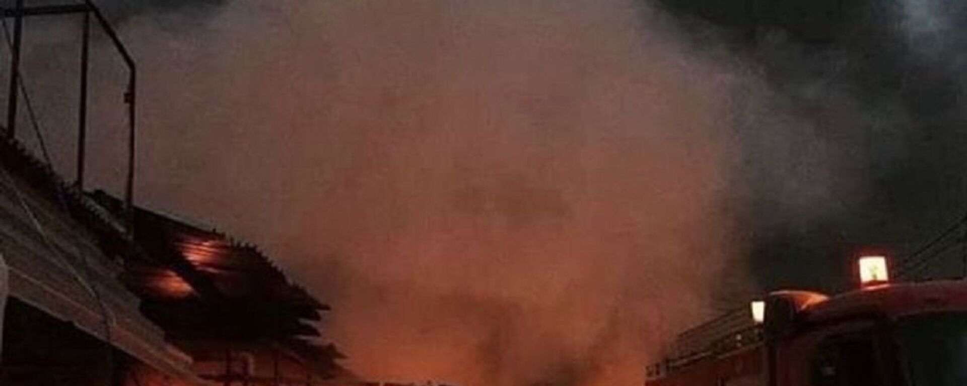 الحريق الذي التهم مئات المحال التجارية في سوق بإقليم كردستان العراق - سبوتنيك عربي, 1920, 05.03.2026