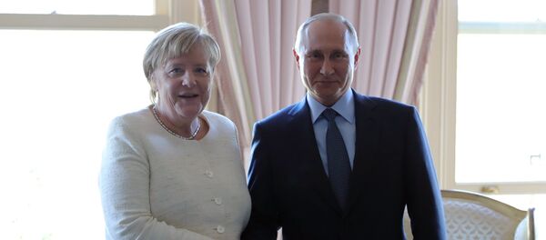 الرئيس الروسي، فلاديمير بوتين، مع المستشارة الألمانية، أنجيلا ميركل، على هامش القمة الرباعية - سبوتنيك عربي