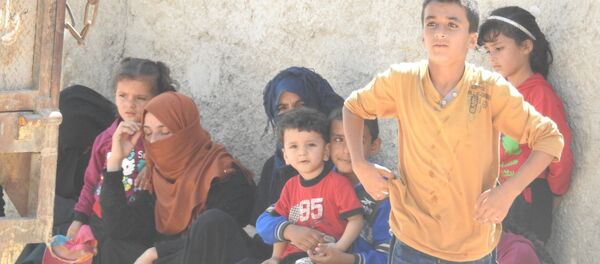 عائلات سورية خرجت من مناطق الإرهابيين في إدلب - سبوتنيك عربي