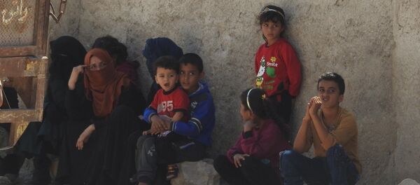 عائلات سورية غادرت مناطق الإرهابيين عبر الممرات الإنسانية التي افتتحتها الدولة السورية بالتعاون مع الروس - سبوتنيك عربي