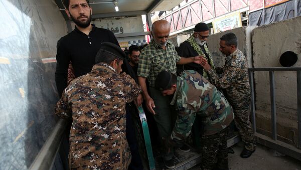 قوات الأمن العراقية تقوم بتفتيش بعض المواطنين - سبوتنيك عربي