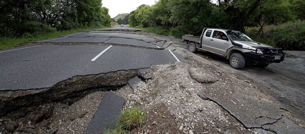 سيارة على طريق وعرة سيارة على طريق وعرة - سبوتنيك عربي