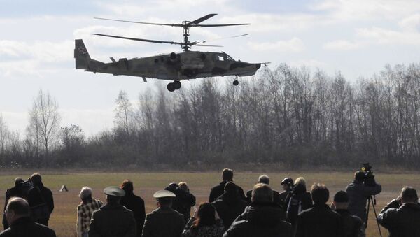 المروحية الحربية كا-50 (القرش الأسود) خلال استعراض جوي فوق الميدان العسكري بروغريس في مدينة أرسينييف الروسية - سبوتنيك عربي
