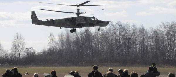 المروحية الحربية كا-50 (القرش الأسود) خلال استعراض جوي فوق الميدان العسكري بروغريس في مدينة أرسينييف الروسية - سبوتنيك عربي