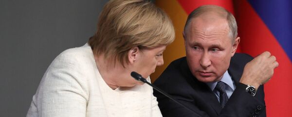 المستشارة الألمانية أنجيلا ميركل والرئيس الروسي فلاديمير بوتين في اسطنبول، تركيا 27 أكتوبر/ تشرين الأول 2018 - سبوتنيك عربي