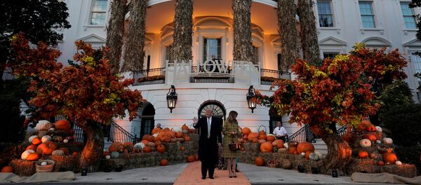 الرئيس الأمريكي دونالد ترامب وزوجته ميلانيا ترامب في البيت الأبيض في احتفالية عيد الهالوين، 28 أكتوبر/تشرين الأول 2018 - سبوتنيك عربي