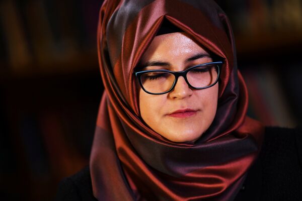 خديجة جنكيز خطيبة الصحفي السعودي جمال خاشقجي في حوارها مع رويترز، 29 أكتوبر/تشرين الأول 2018 خديجة جنكيز خطيبة الصحفي السعودي جمال خاشقجي في حوارها مع رويترز، 29 أكتوبر/تشرين الأول 2018 - سبوتنيك عربي
