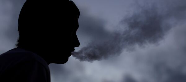 رجل يدخن سيجارة إليكترونية - سبوتنيك عربي