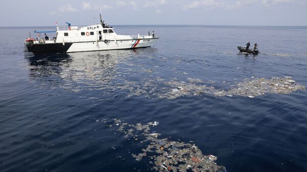 طواقم الانقاذ وشرطة مراقبة السواحل تنتشل أشياء ضحايا تحطم الطائرة الإندونيسية بوينغ 737 في البحر، إندونيسيا - سبوتنيك عربي