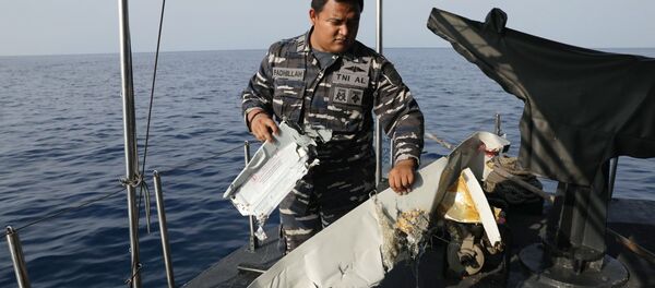 طواقم الانقاذ وشرطة مراقبة السواحل تنتشل أشياء ضحايا تحطم الطائرة الإندونيسية بوينغ 737 في البحر، إندونيسيا - سبوتنيك عربي