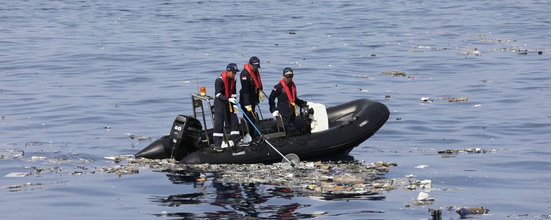 طواقم الانقاذ وشرطة مراقبة السواحل تنتشل أشياء ضحايا تحطم الطائرة الإندونيسية بوينغ 737 في البحر، إندونيسيا - سبوتنيك عربي, 1920, 19.07.2022