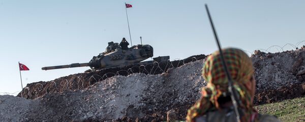 قوات وحدات حماية الشعب الكردية بالقرب من دبابة الجيش التركي، بينما يعمل الأتراك لبناء مقبرة عثمانية جديدة في قرية إسمة في محافظة حلب، سوريا، 22 فبراير/ شباط 2015 قوات وحدات حماية الشعب الكردية بالقرب من دبابة الجيش التركي، بينما يعمل الأتراك لبناء مقبرة عثمانية جديدة في قرية إسمة في محافظة حلب، سوريا، 22 فبراير/ شباط 2015 - سبوتنيك عربي