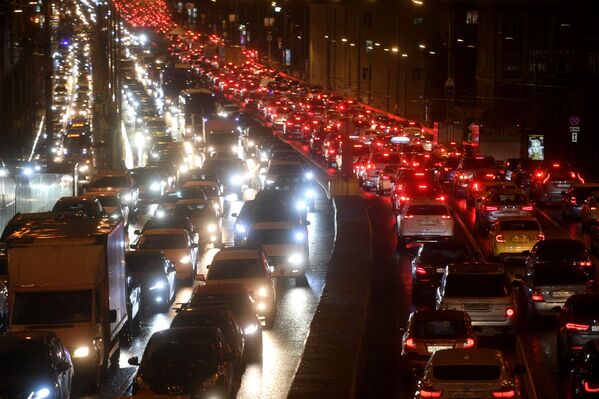 ازدحام السيارات في شوارع منطقة سودوفوي كولتسو بمدينة موسكو، روسيا - سبوتنيك عربي