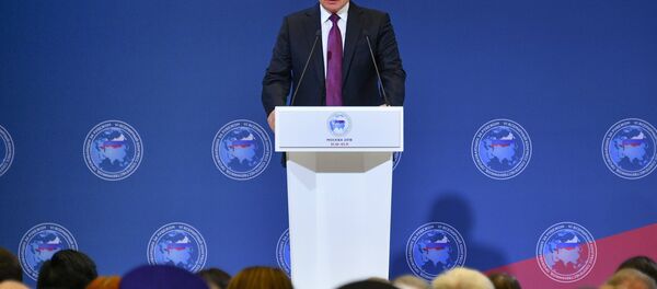 الرئيس فلاديمير بوتين في المؤتمر العالمي للمواطنين الذين يعيشون بالخارج، موسكو 31 أكتوبر/ تشرين الأول 2018 - سبوتنيك عربي