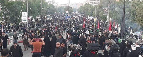 زوار مدينة كربلاء العراقية يحيون شعائرهم الدينية - سبوتنيك عربي