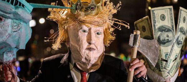 مشاركون في إحتفالات الهالوين في أمريكا يرتدون قناع الرئيس الأمريكي دونالد ترامب - سبوتنيك عربي