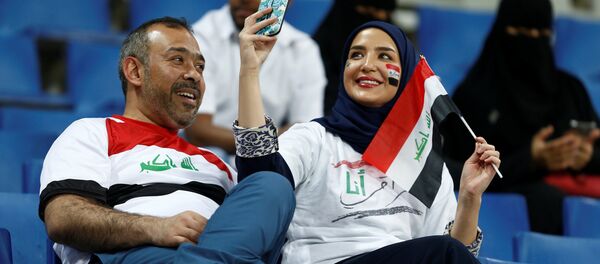 عراقيون أثناء مباراة كرة القدم بين منتخبي العراق والسعودية في العاصمة الرياض - سبوتنيك عربي